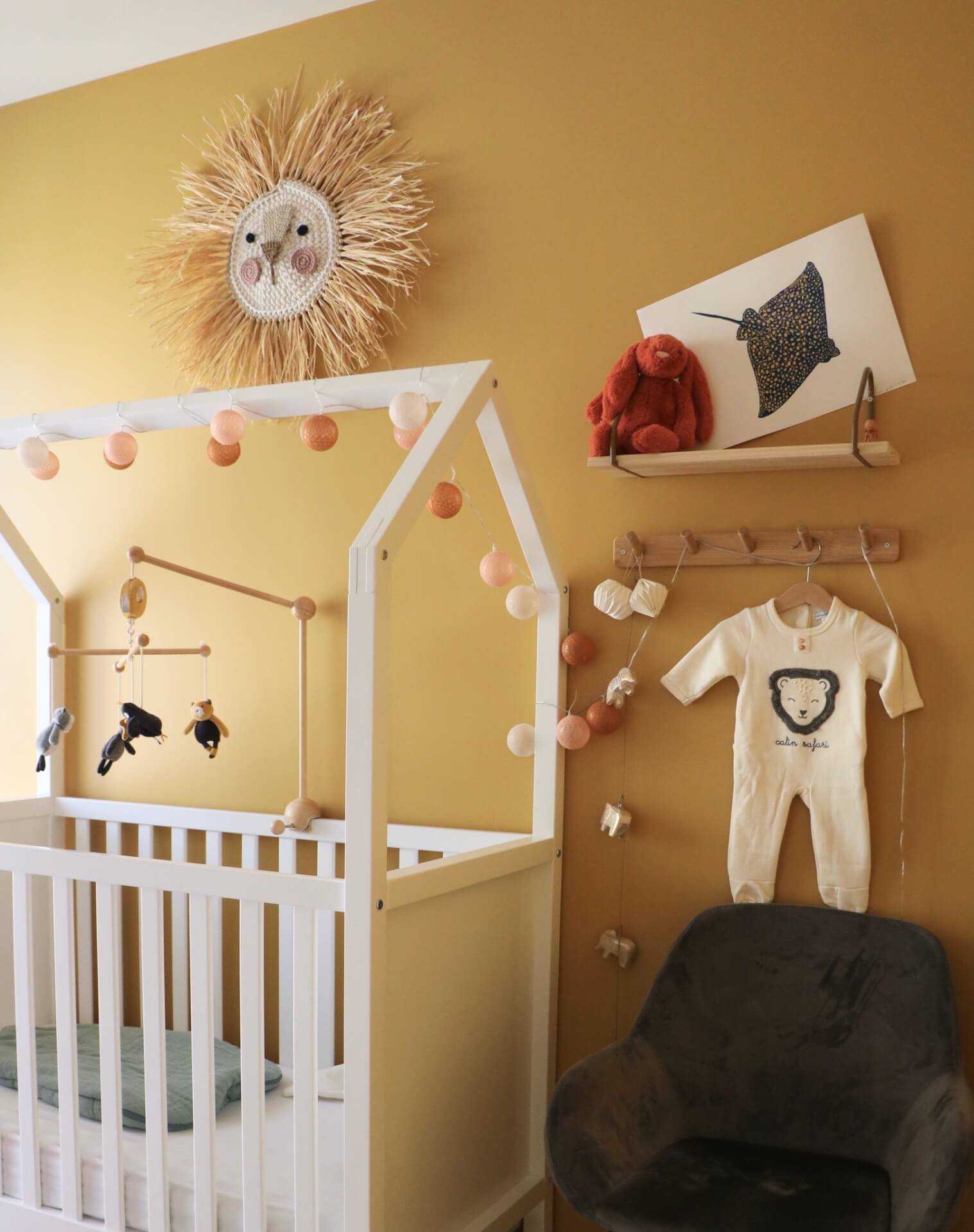 chambre décorer avec un mur jaune arrière plan