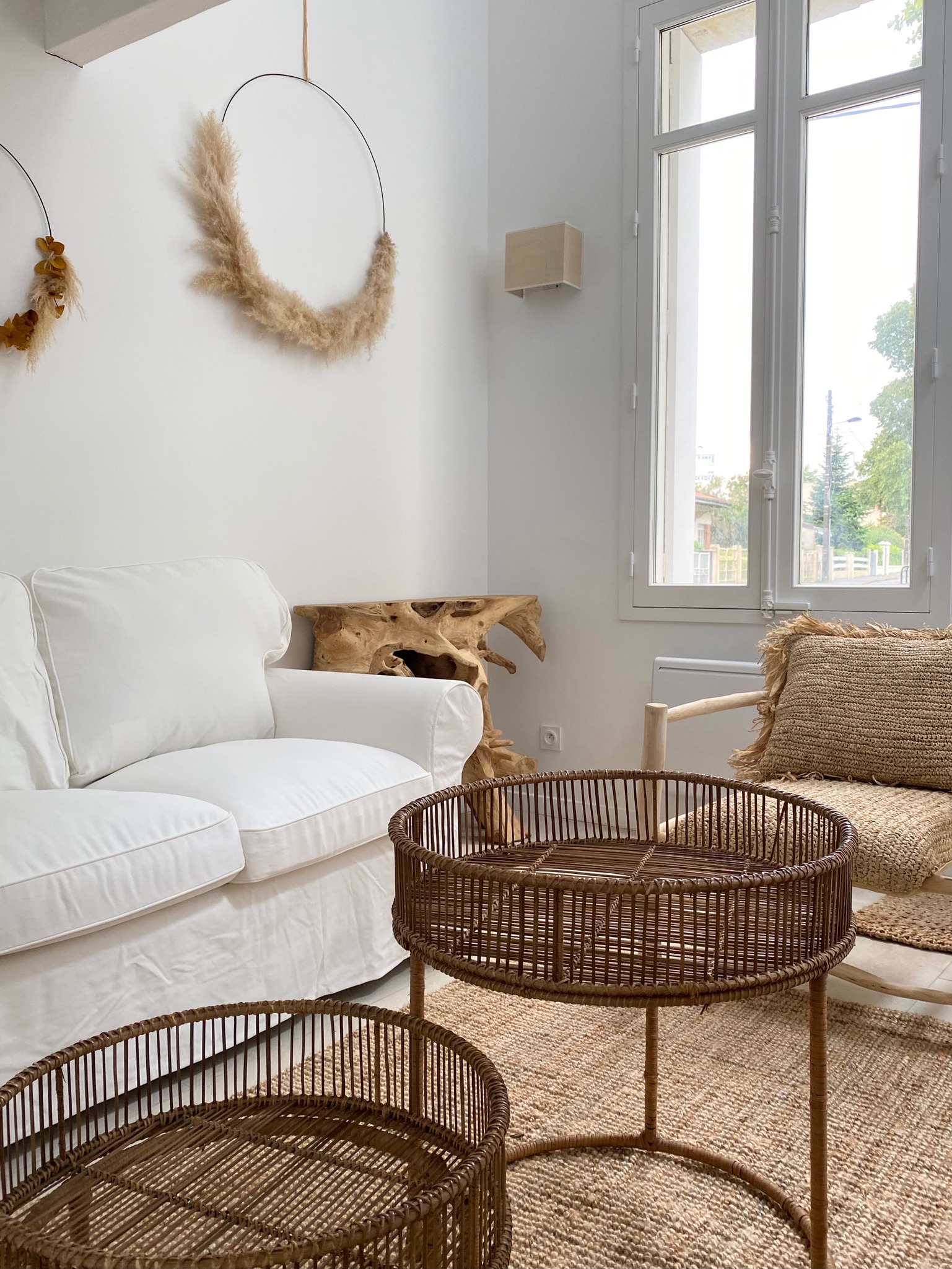 salon décorer avec un mur jaune arrière plan