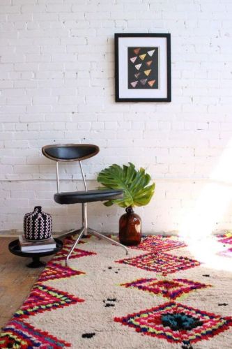 tapis en laine, mur en brique blanche avec chaise et cadre