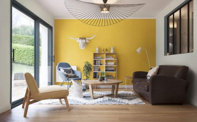 'salon décorer avec un mur jaune arrière plan